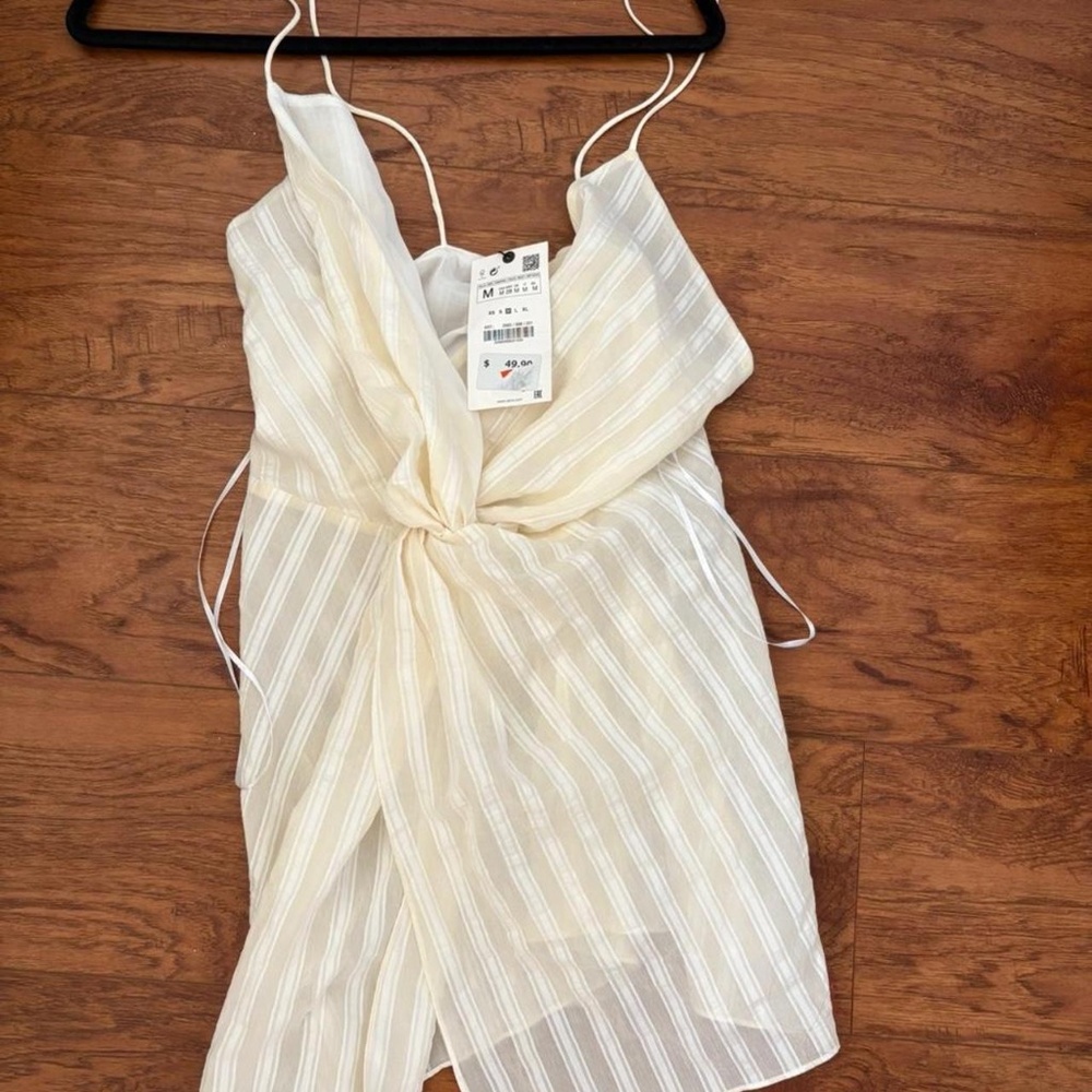 Cream and white striped dress with tie detail. Size: M #summerdress #striped